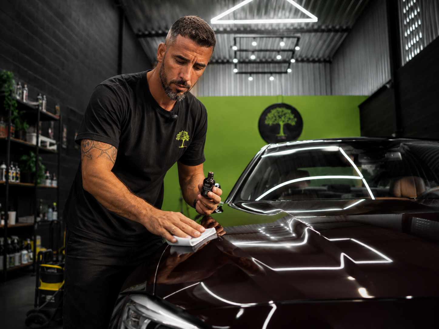 Veículo com acabamento premium após vitrificação na D'Árvore Estética Automotiva